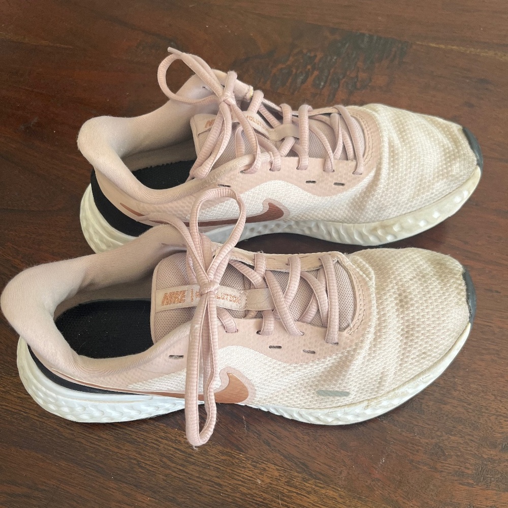 Nike Revolution